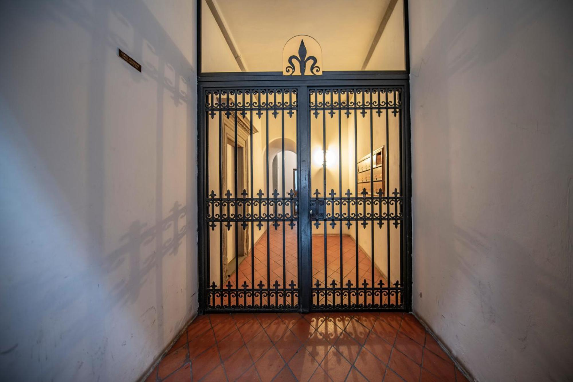 Mamo Florence - Borgo San Jacopo Apartment Luaran gambar